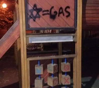 Scritta antisemita sullo scivolo del parco giochi
