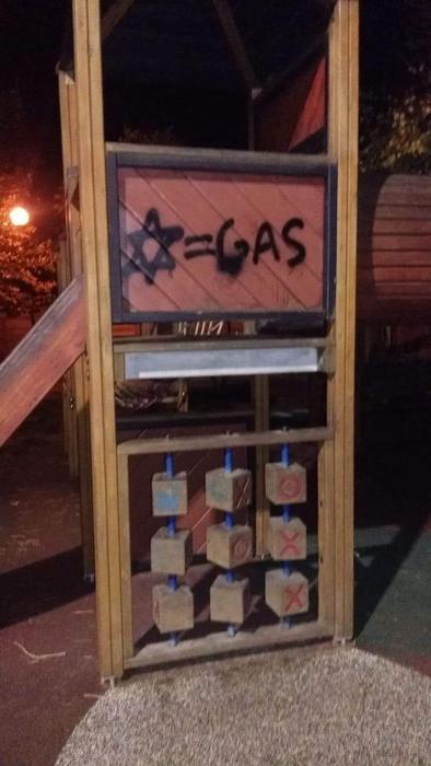 Scritta antisemita sullo scivolo del parco giochi