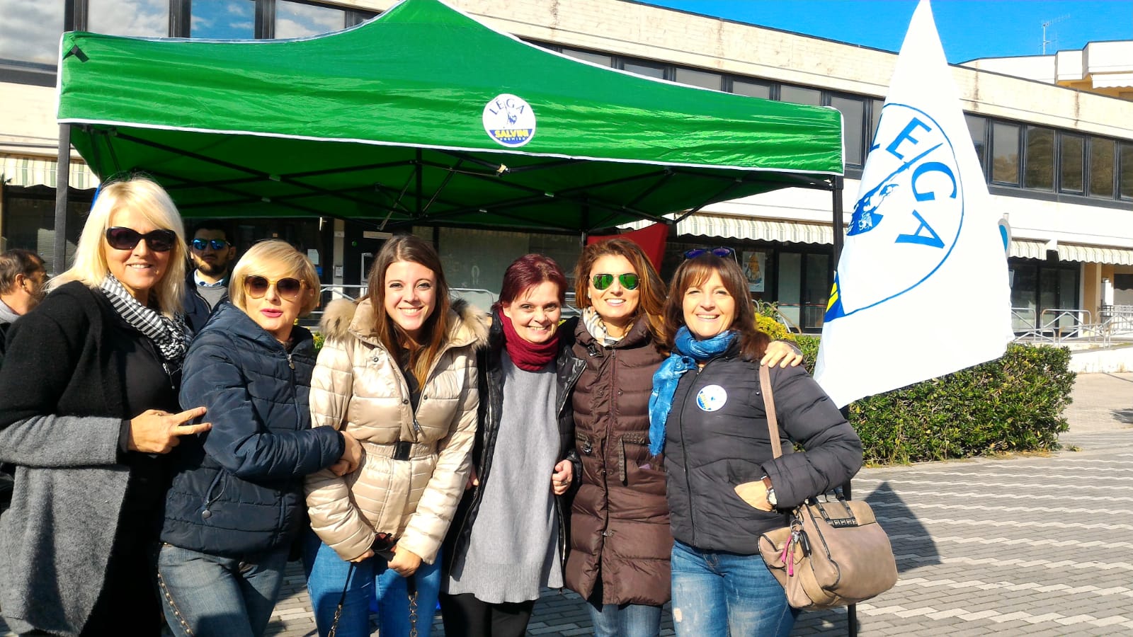 Spray al peperoncino, successo a Massarosa per il gazebo della Lega