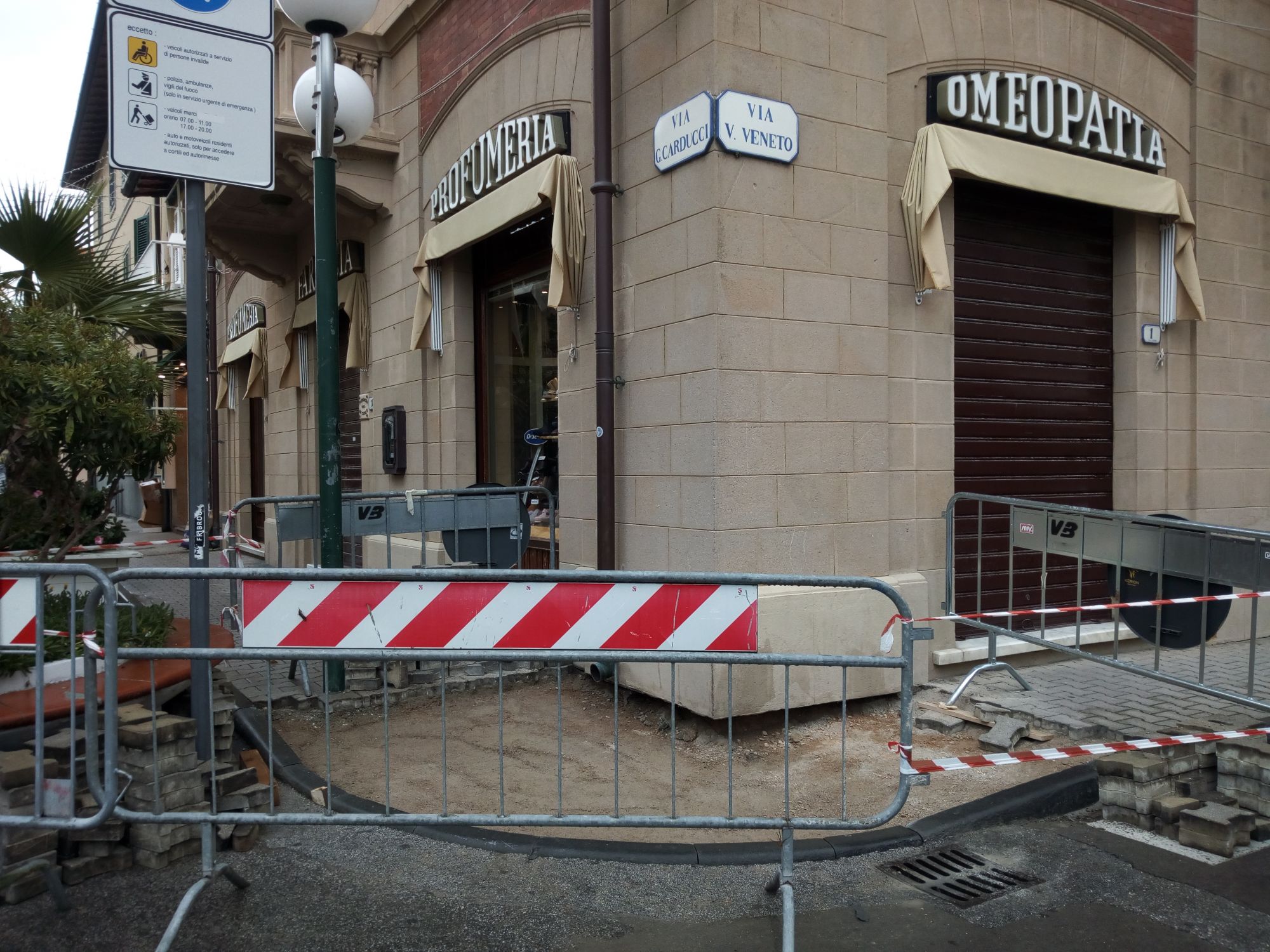 Continuano i lavori pubblici a Forte dei Marmi: scivoli per disabili e arredi urbani