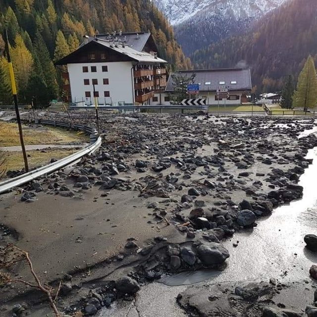 Emergenza Veneto: la colonna mobile toscana impegnata a liberare strade, parcheggi, scuole