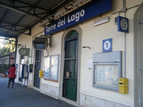 Tragedia alla Bufalina, muore investito dal treno: linea ferma tra Pisa e Viareggio