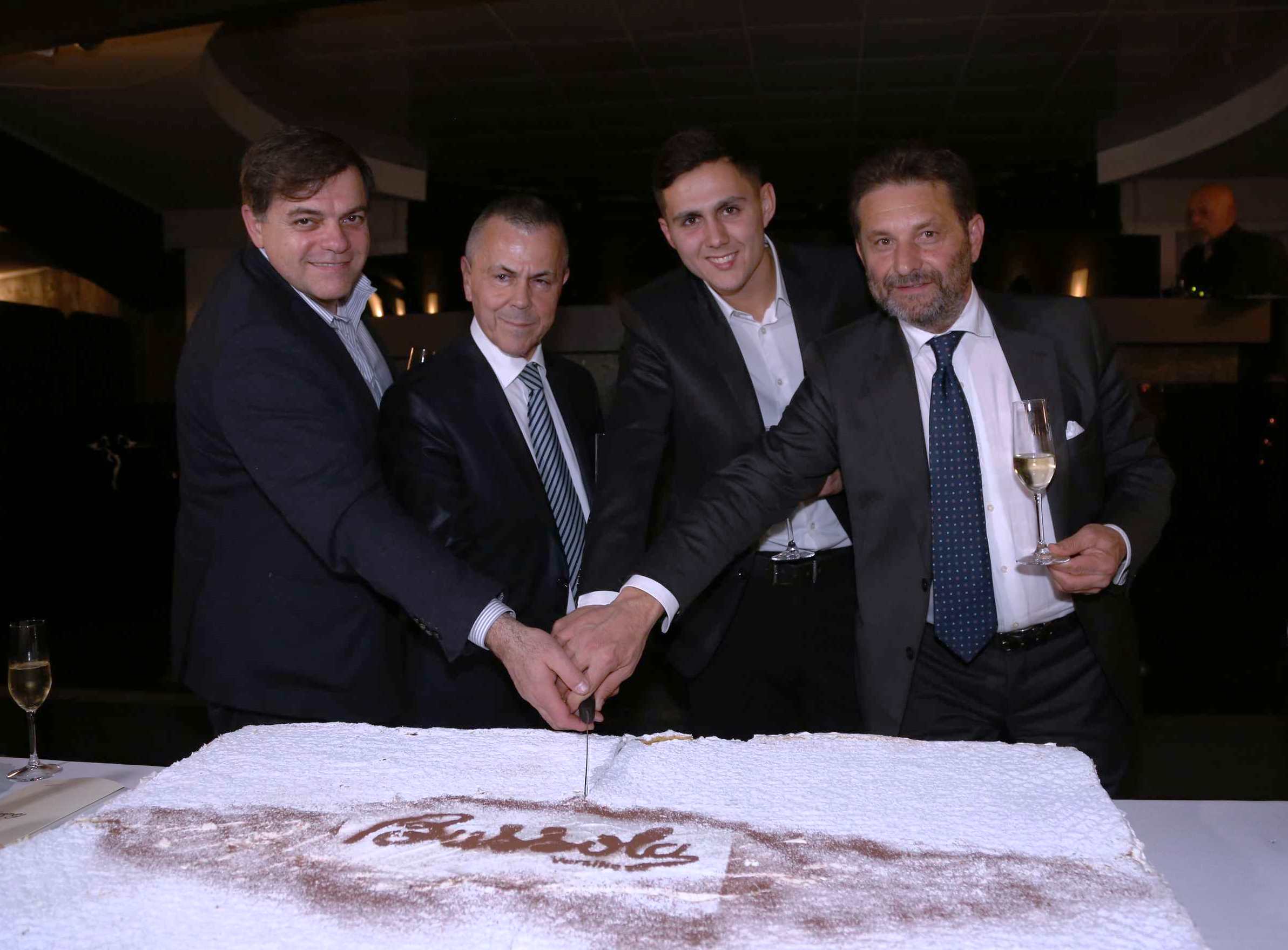 taglio della torta da sinistra sindaco Giovannetti Giuliano Angeli Lorenzo Angeli e Mimmo dUrso