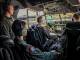 19 la cabina di pilotaggio di un C 130 J con i piloti dellaeronautica militare assieme ai piloti statunitensi