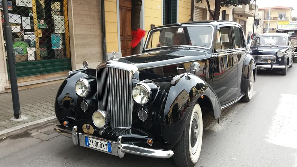 Alla festa di Natale a Torre del Lago sfilano le auto d’epoca