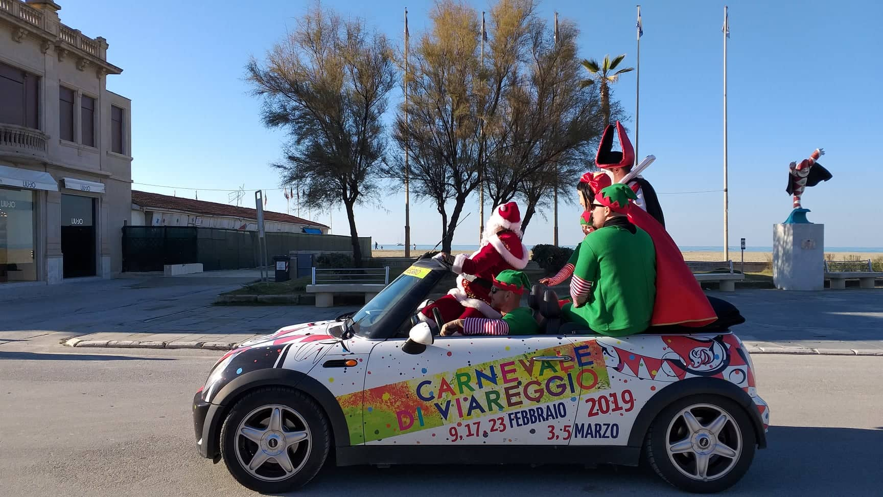 Anche a Natale a Viareggio ogni scherzo vale: Ondina e Burlamacco catturano Babbo Natale