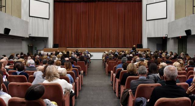 Successo per lo spettacolo di Maurizio Colombi al Teatro Comunale