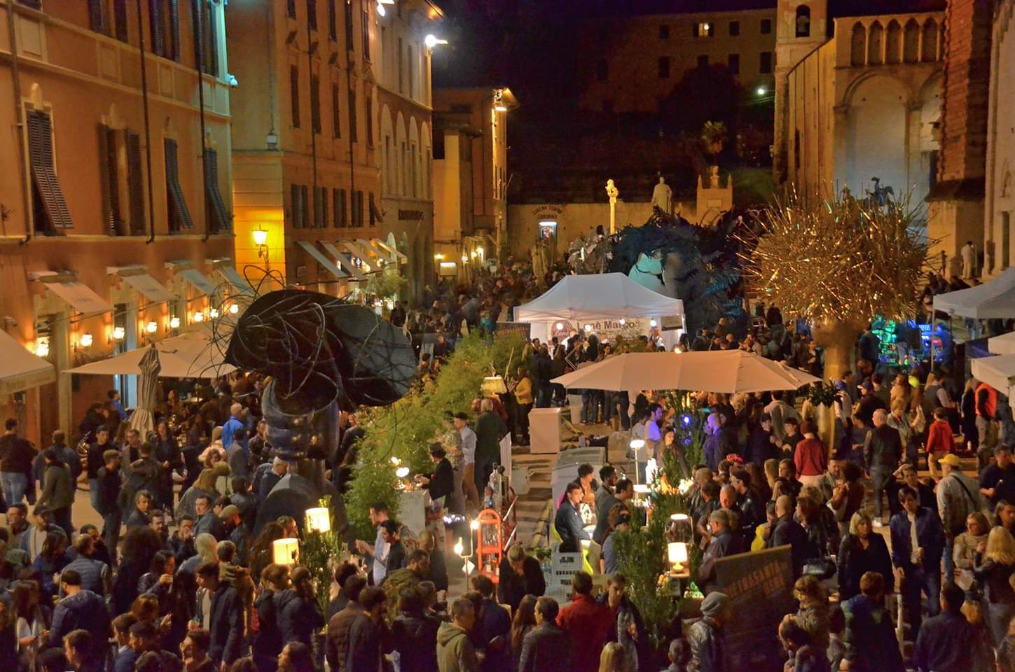 Camel Ponce, l’assalto dei 5mila in centro a Pietrasanta