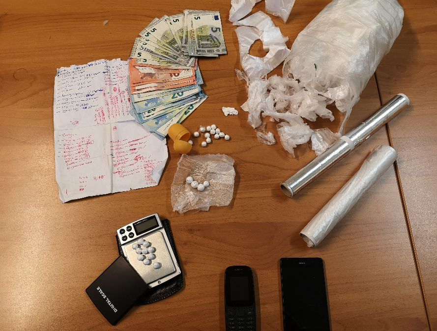 Arrestato con la droga in bocca