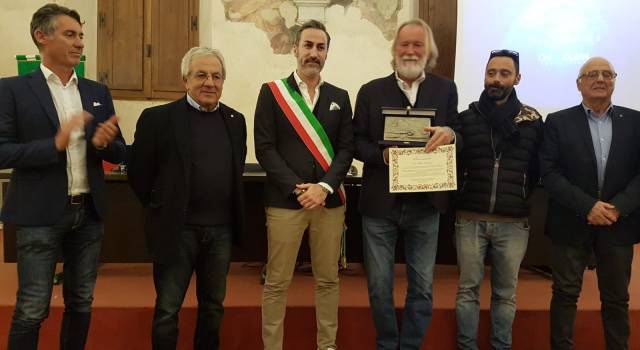 Sport: premiato paladino mare pulito Mauro Pelaschier, l’abbraccio dei velisti della Versilia