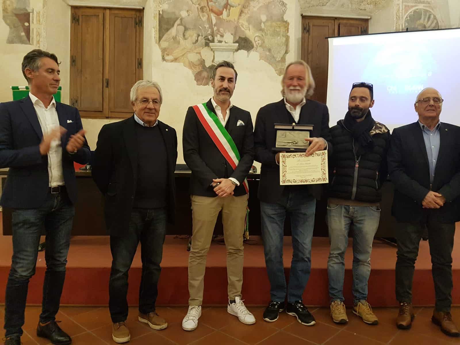 Sport: premiato paladino mare pulito Mauro Pelaschier, l’abbraccio dei velisti della Versilia