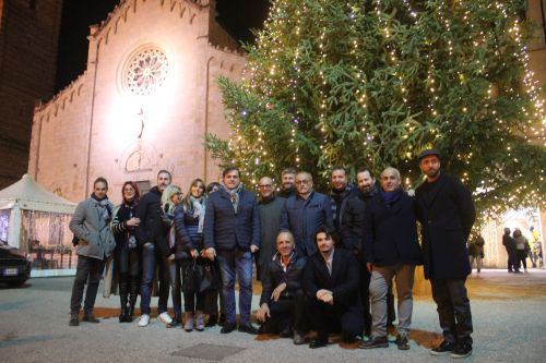 Albero di Natale acceso a Pietrasanta