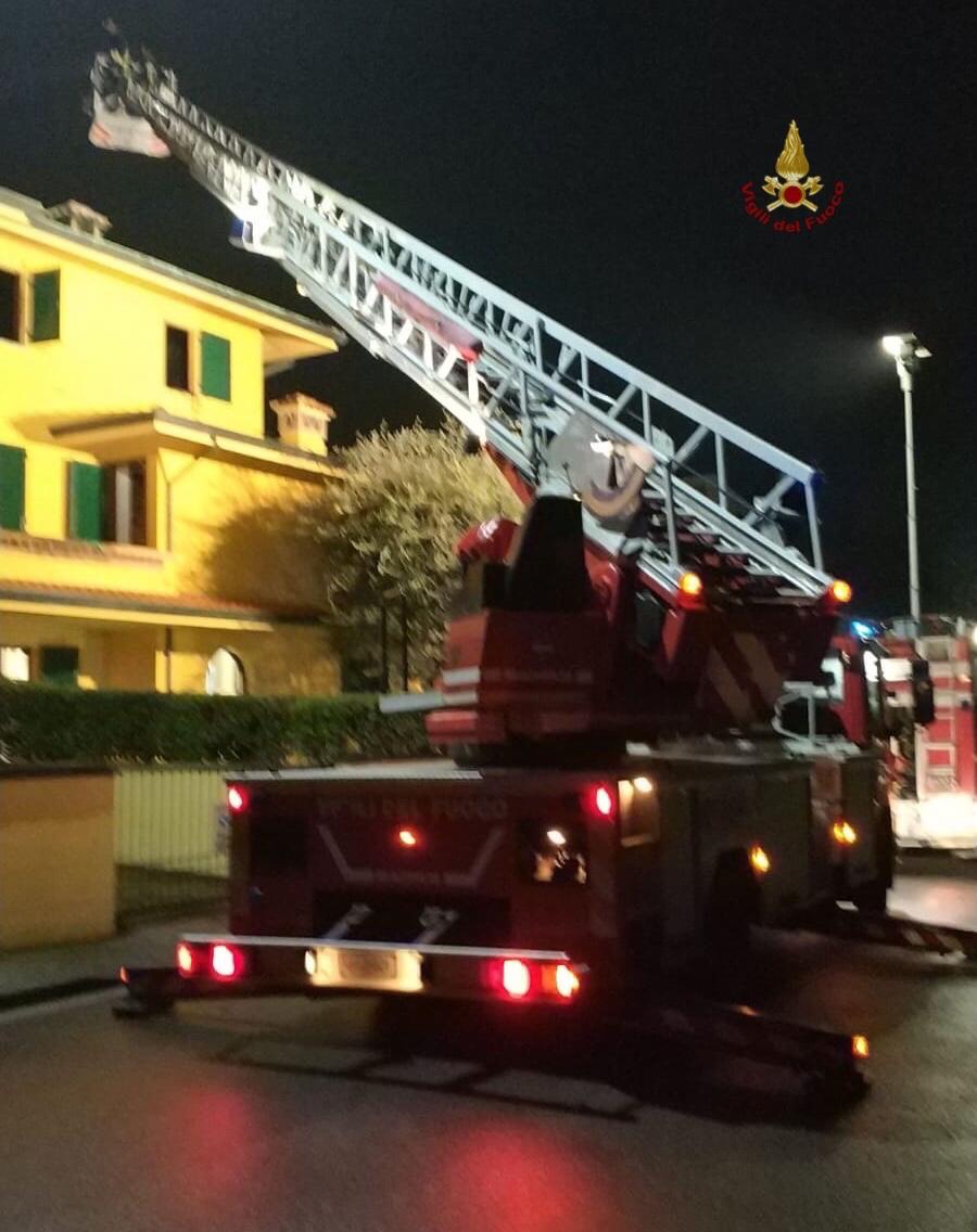 Si incendia il camino, le fiamme avvolgono una mansarda e il tetto: proprietario in ospedale