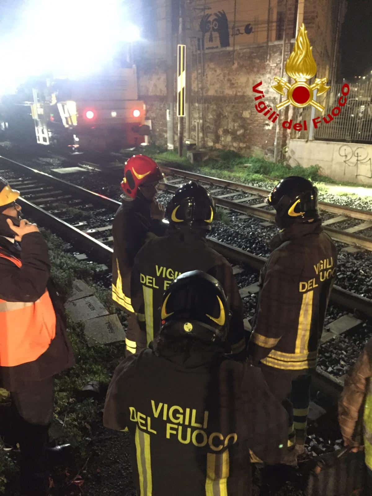 Treno merci urta piattaforma, gravi 3 operai. Linea ferroviaria in tilt