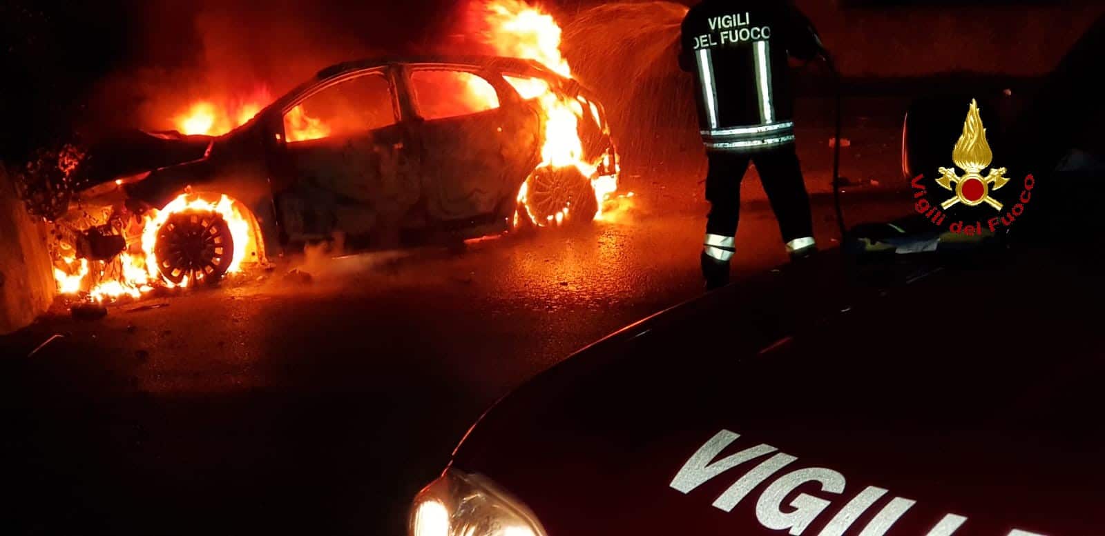 Sbandano contro un muro e l’auto prende fuoco: 5 feriti, 2 ustionati