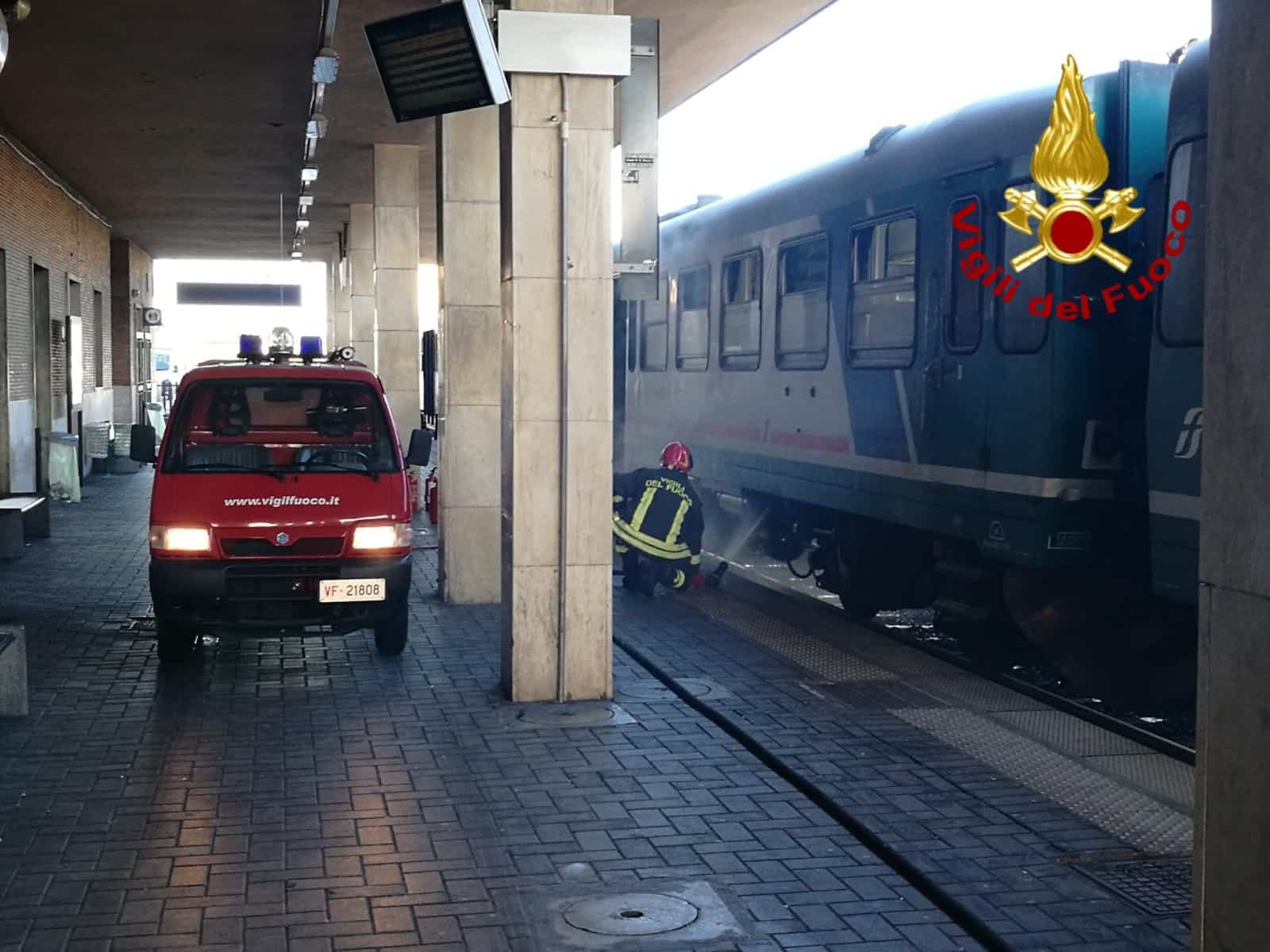 Locomotore di un treno passeggeri a fuoco