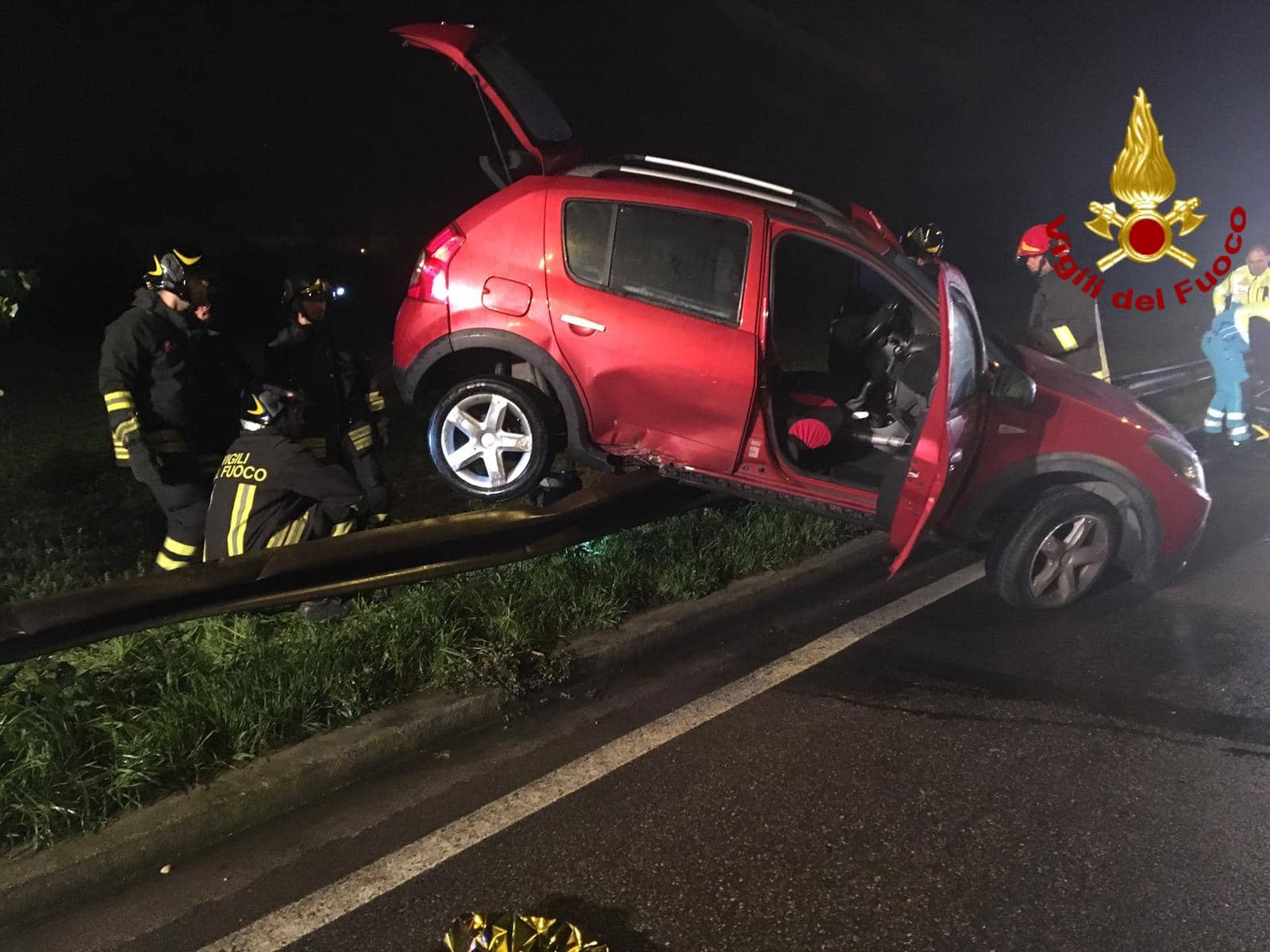 Auto contro il guard rail, ferito il conducente