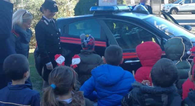 I bambini donano il presepe ai Carabinieri