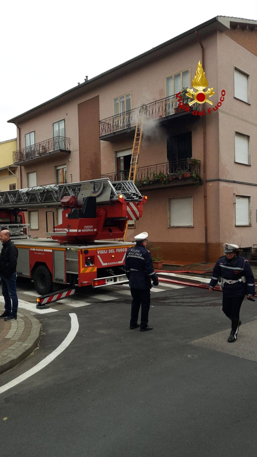 Si incendia la camera da letto, una donna in stato di shock