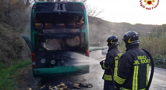Bus a fuoco, passeggeri e conducente illesi