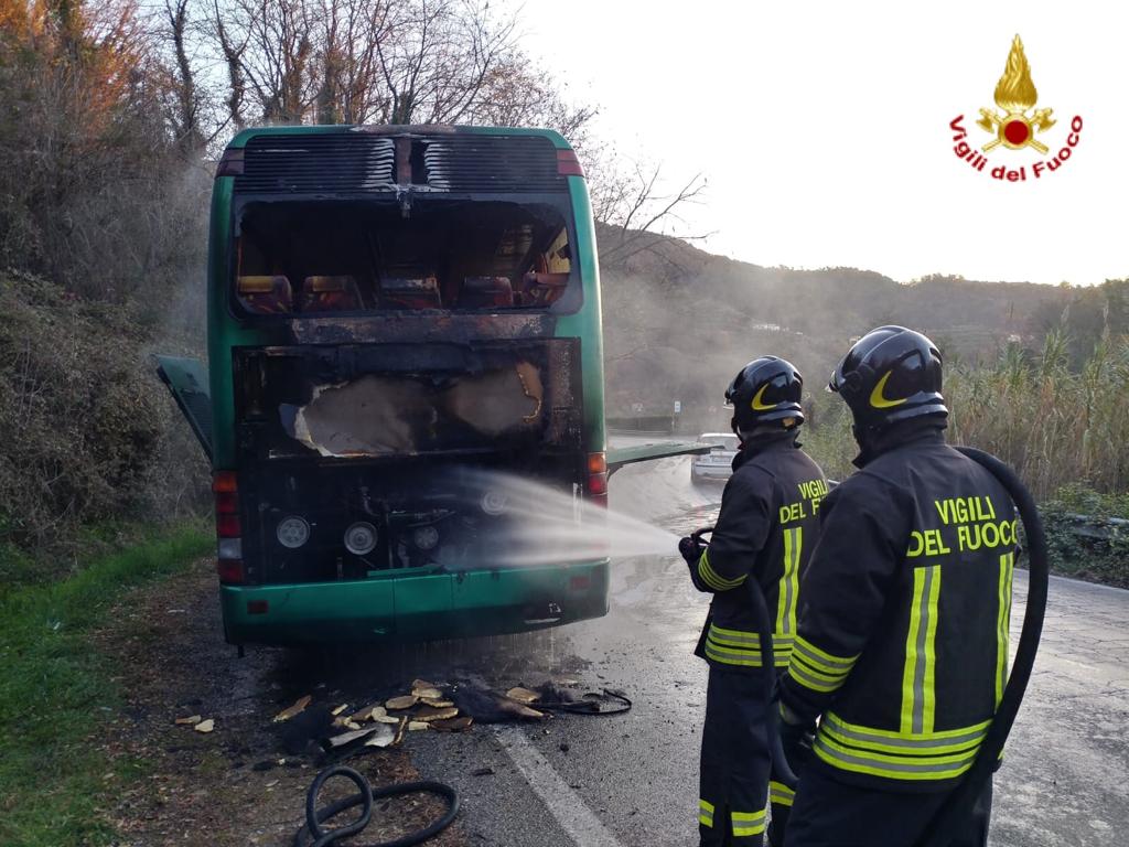 Bus a fuoco, passeggeri e conducente illesi