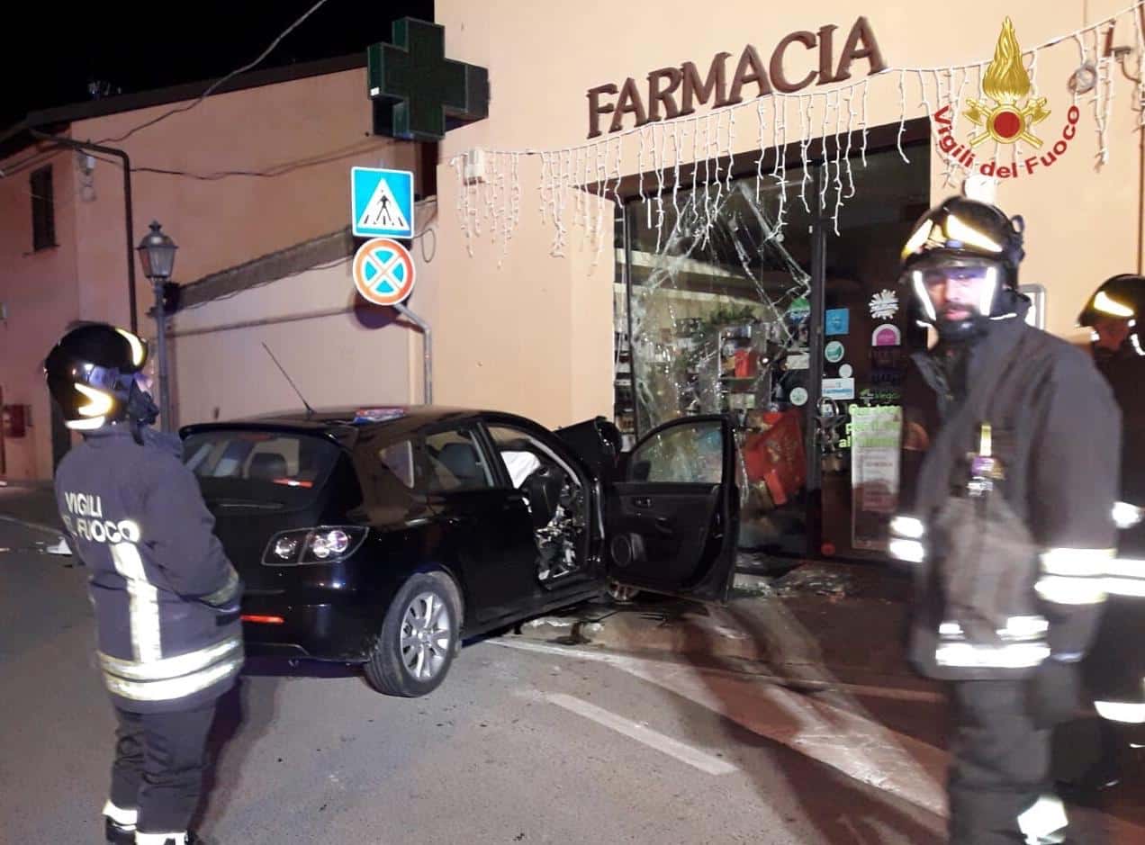 Perde il controllo dell’auto e si schianta contro la farmacia