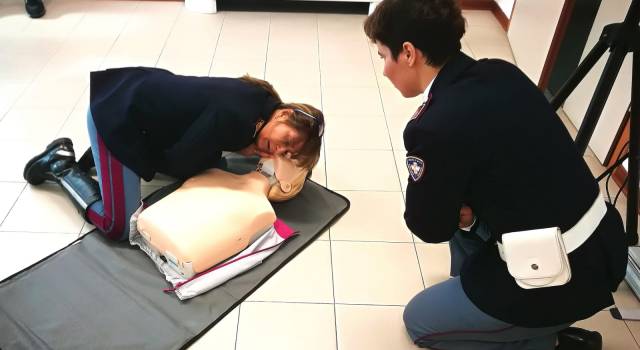 La Polizia di Lucca a lezione per imparare a usare il defibrillatore