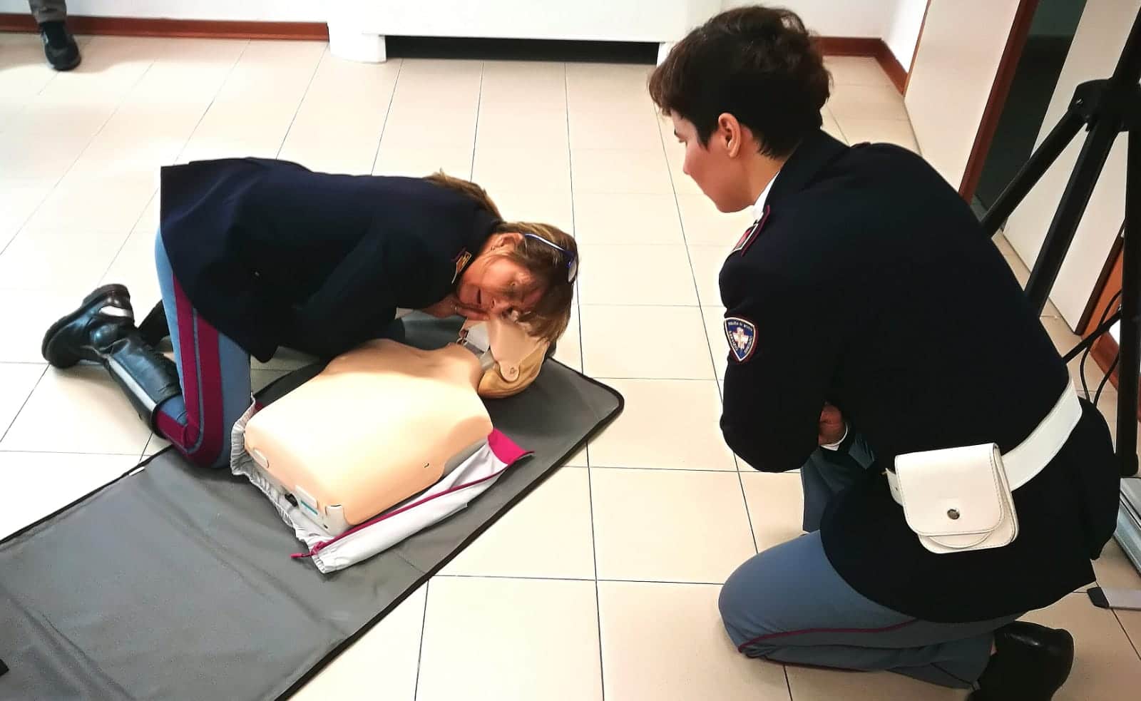 La Polizia di Lucca a lezione per imparare a usare il defibrillatore