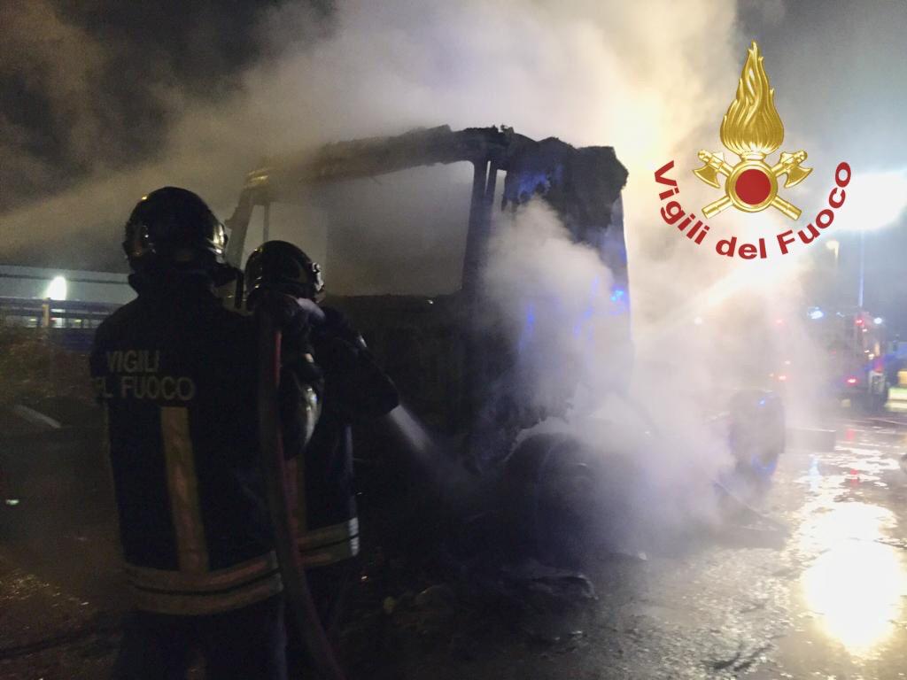 Camion in fiamme, si indaga sulle cause dell’incendio