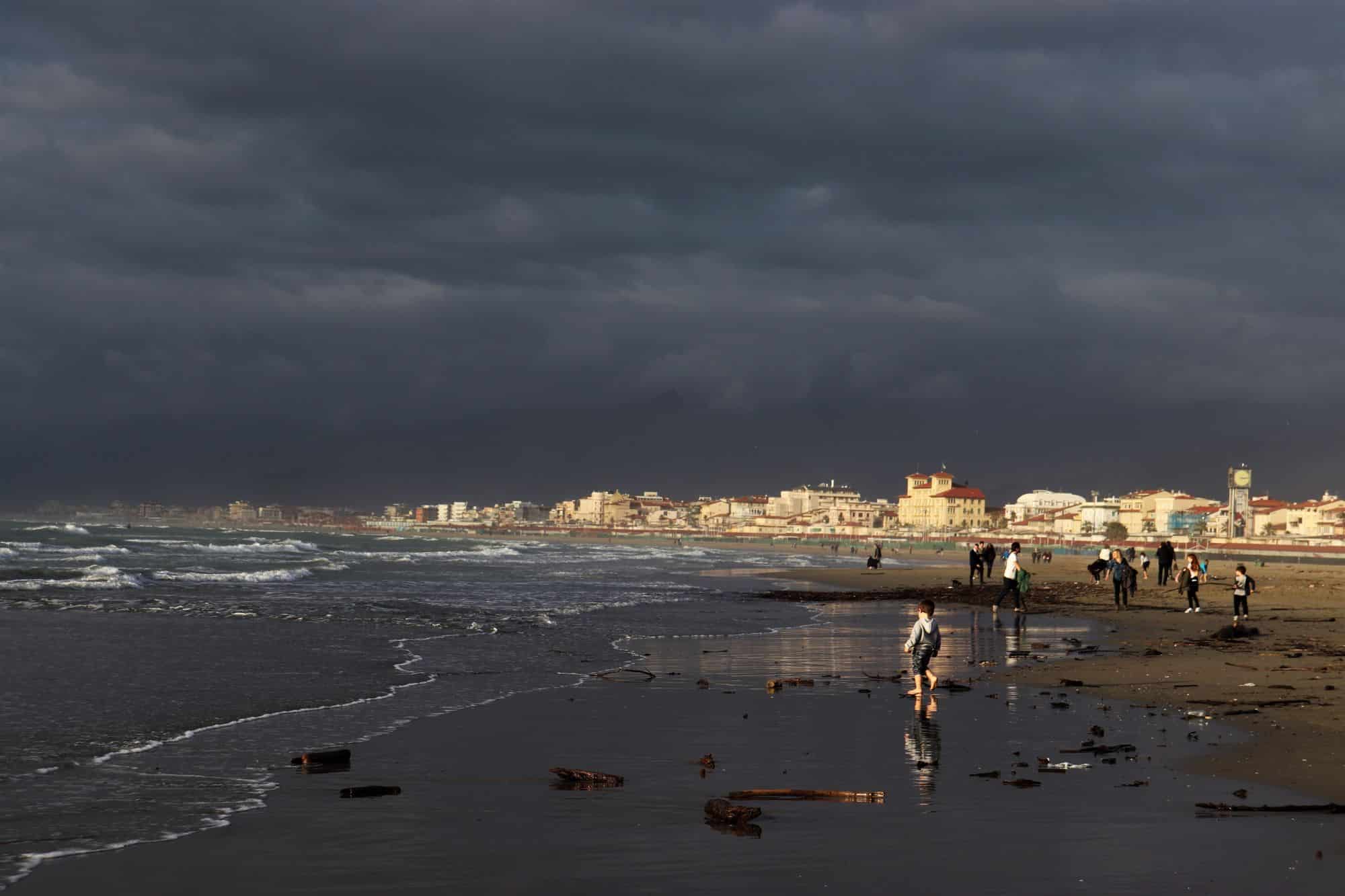 Maltempo in Versilia, problemi per il deflusso dell’acqua a causa del mare alto