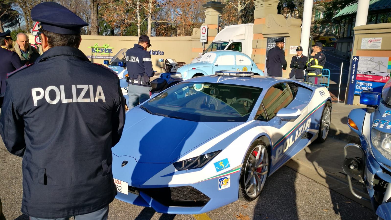 Natale 2018: La Polizia di Stato fa visita ai bambini del Meyer: giochi, animazioni e piccoli doni per tutti