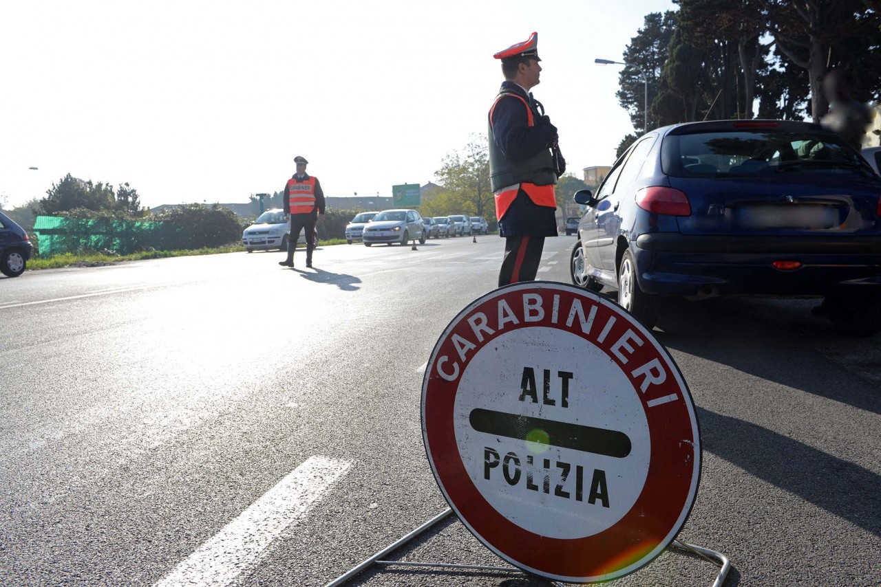 A bordo di un’auto rubata, non si fermano all’alt e fuggono contromano: fermo di pg per 4 albanesi