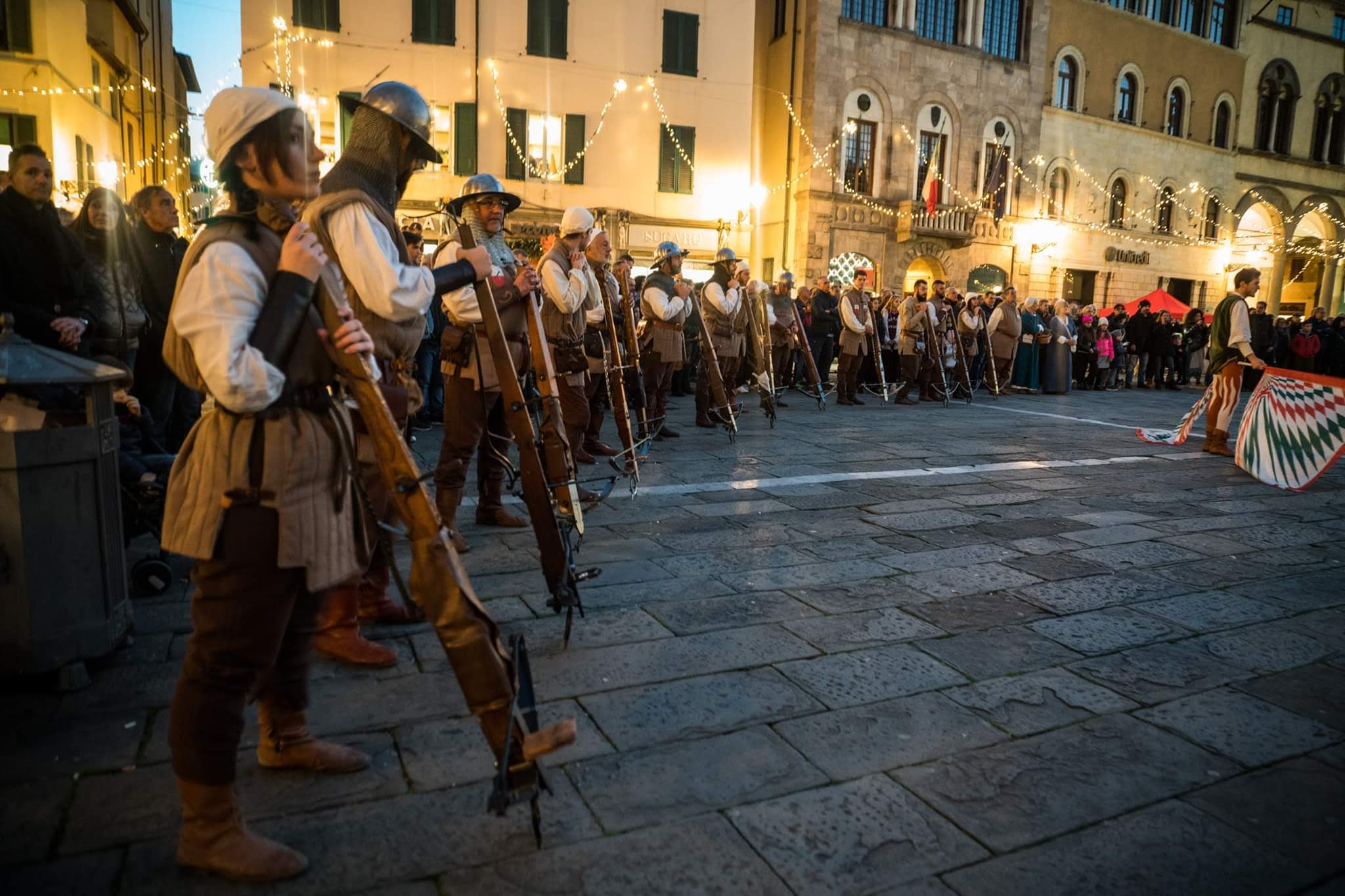 Balestrieri e sbandieratori riempiono la piazza e salutano al 2019