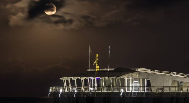 La luna sul pontile