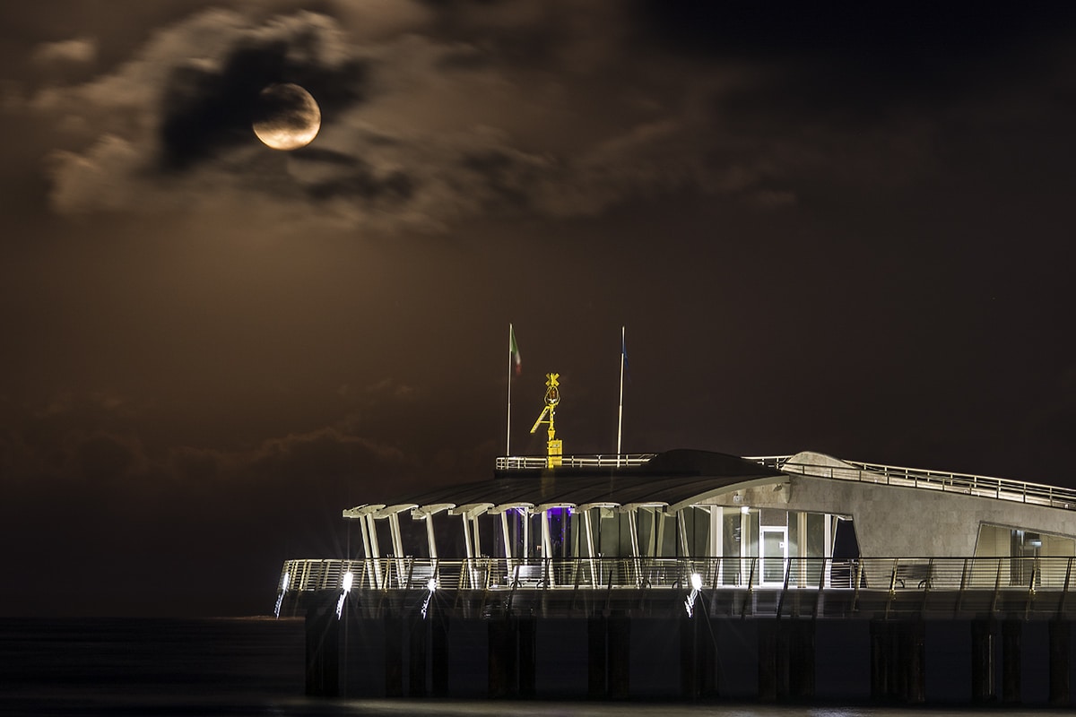 La luna sul pontile