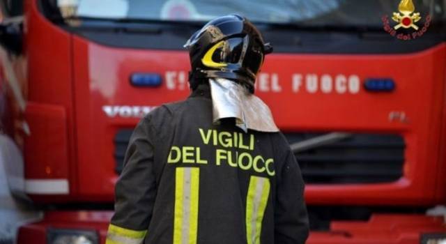 Incendio nella notte: sei persone, di cui 2 minori, in ospedale