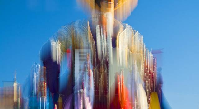 “Coriandoli, fantasie di donne e colori”, a Villa Argentina la mostra fotografica di Carlo Lari