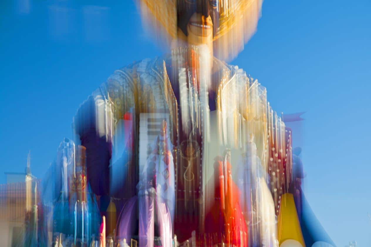 “Coriandoli, fantasie di donne e colori”, a Villa Argentina la mostra fotografica di Carlo Lari