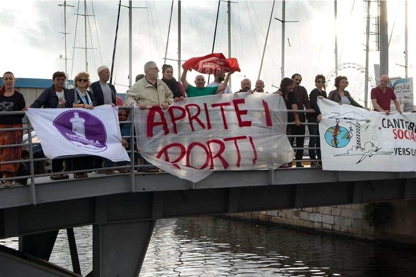 “Nessun essere umano è illegale”, presidio al molo di Viareggio