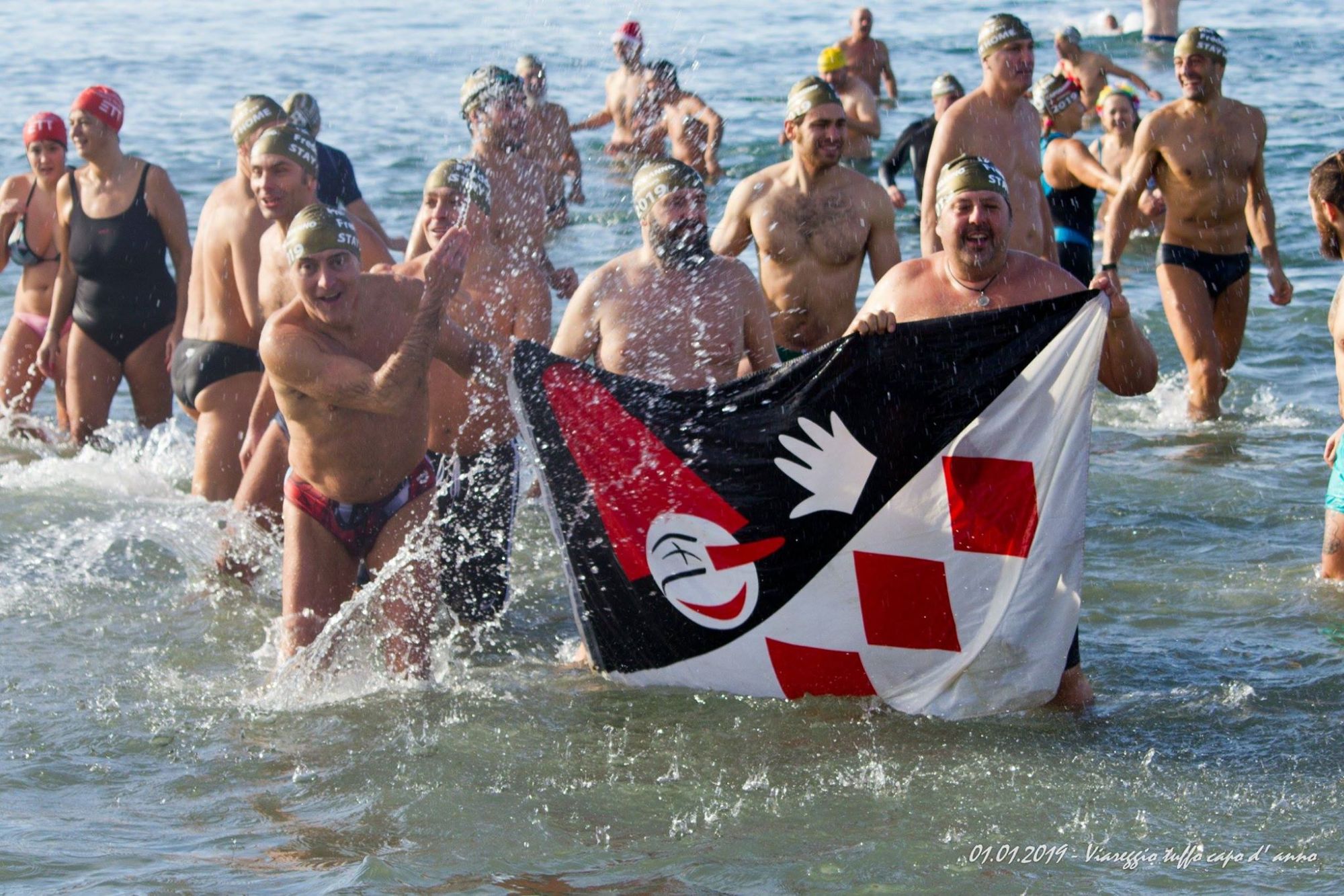 Il tuffo da record a Viareggio nei clic dei Fotoscattosi