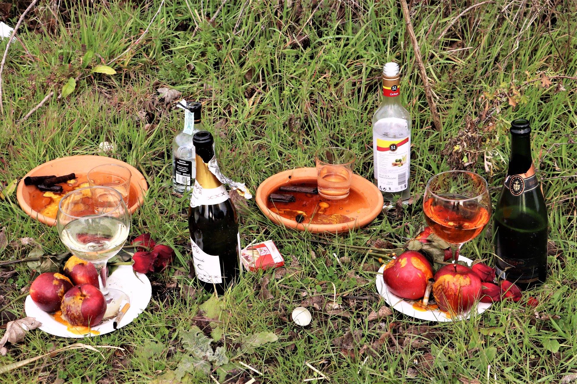 Bottiglie, frutta, bicchieri, fiammiferi e sigari: è un rito afrobrasiliano