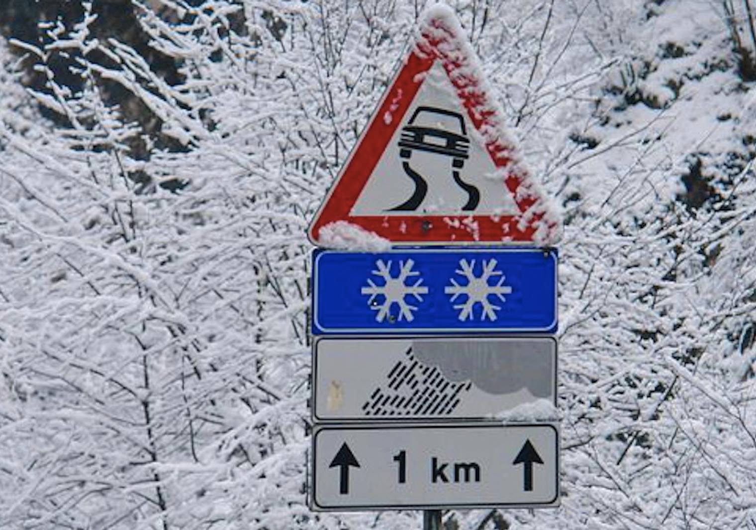 Neve in provincia di Lucca, prudenza sulle strade