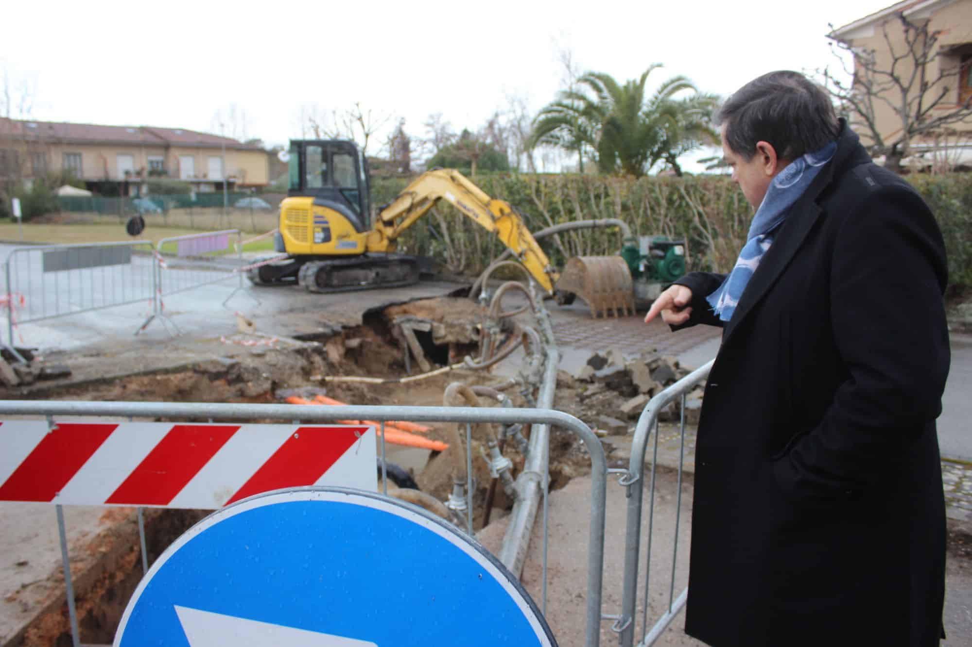 Tubo rotto in via Berni, in corso i lavori per la sostituzione