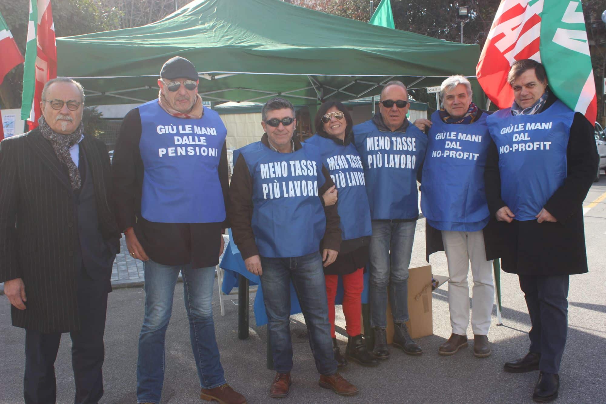 Tasse: 25 anni di Forza Italia, gazebo a Tonfano e gilet-blu contro Governo