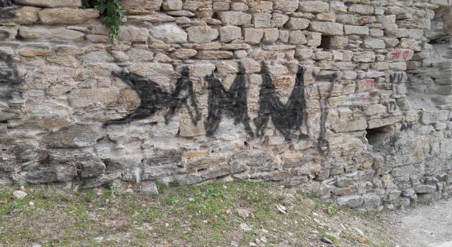 Telecamere nell’area panoramica della Rocca di Sala, graffitari “sfregiano” le mura