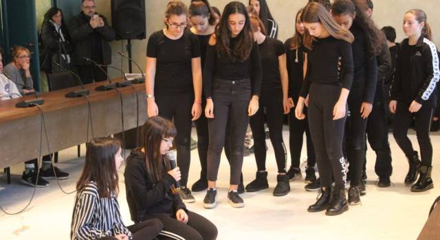 Giorno della Memoria: studenti-attori commuovo il consiglio comunale, da Anna Frank a La Vita è Bella