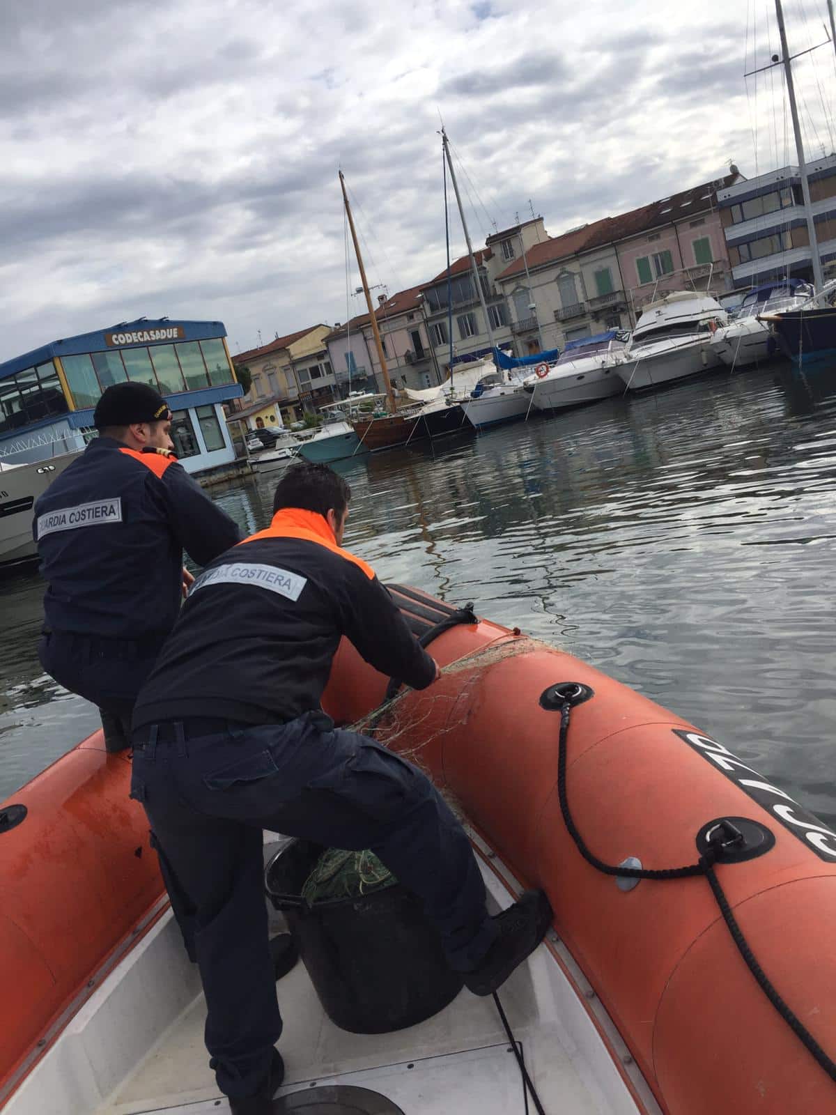 Cala le reti in porto, beccato in flagrante e multato