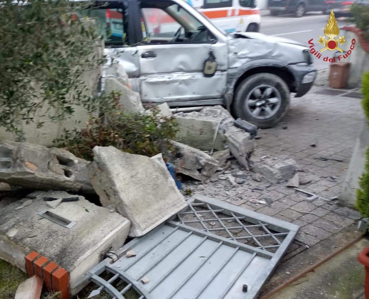 Asfalto ghiacciato, perde il controllo dell’auto e si schianta su un muro