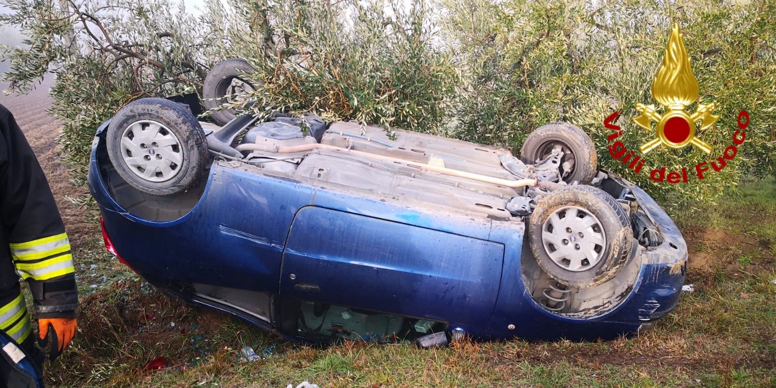 Si ribalta sulla strada ghiacciata, mamma e neonato al pronto soccorso