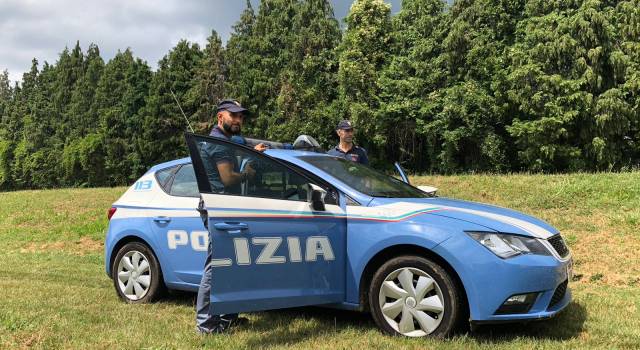 Ruba vestiti in un negozio a Lucca, 19enne denunciata